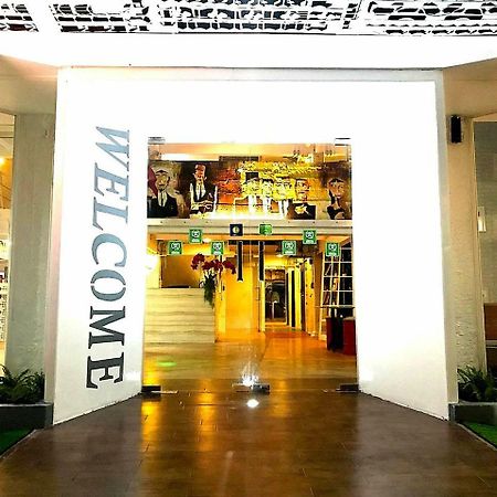 Silom Art Hostel Банкок Екстериор снимка