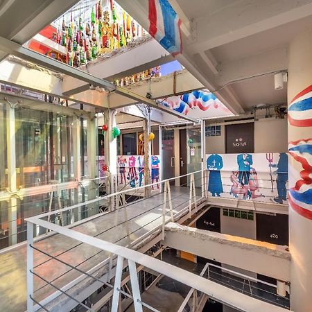 Silom Art Hostel Банкок Екстериор снимка