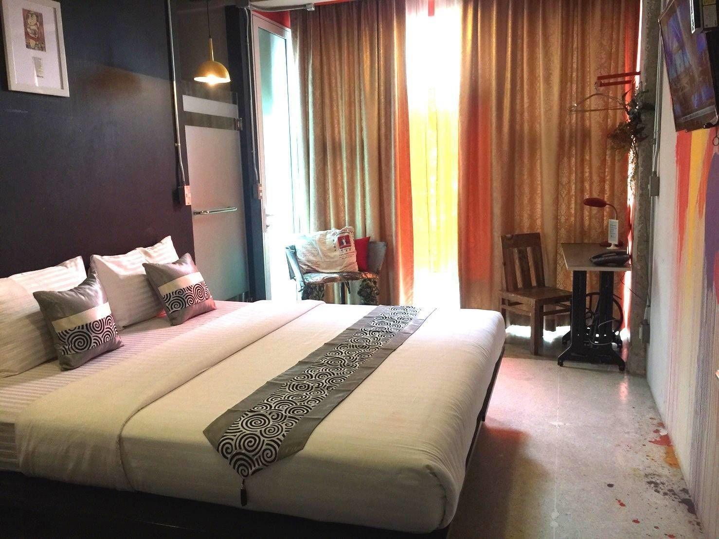 Silom Art Hostel Банкок Екстериор снимка