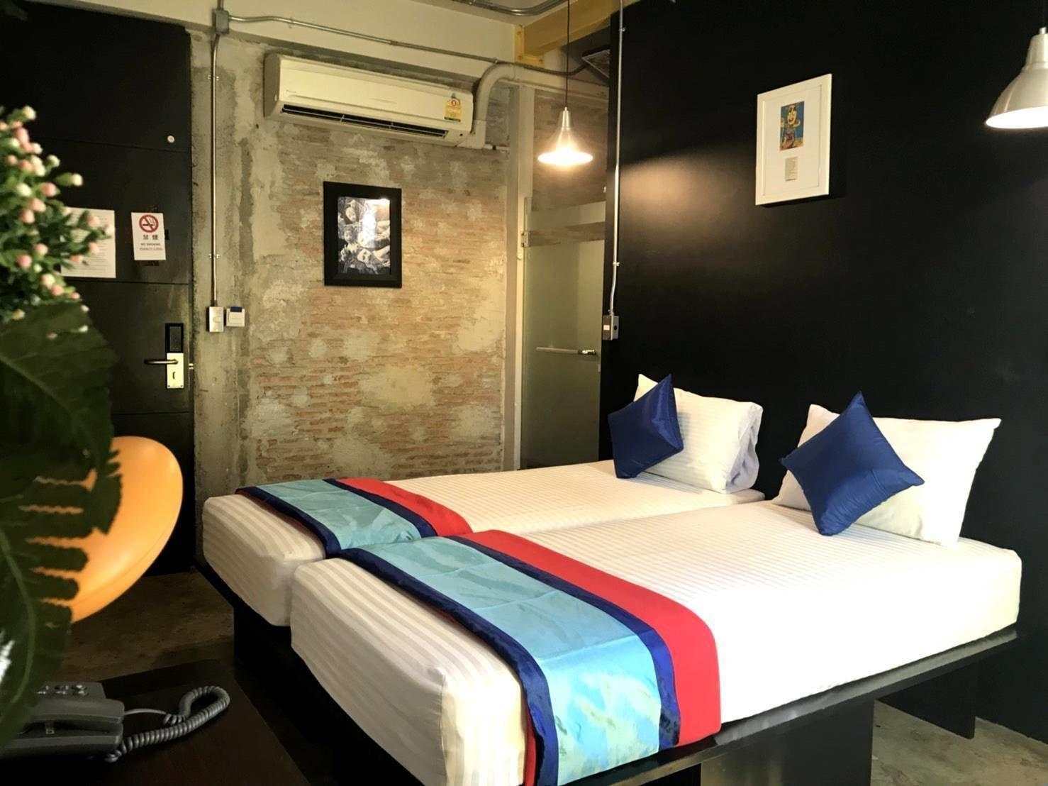 Silom Art Hostel Банкок Екстериор снимка