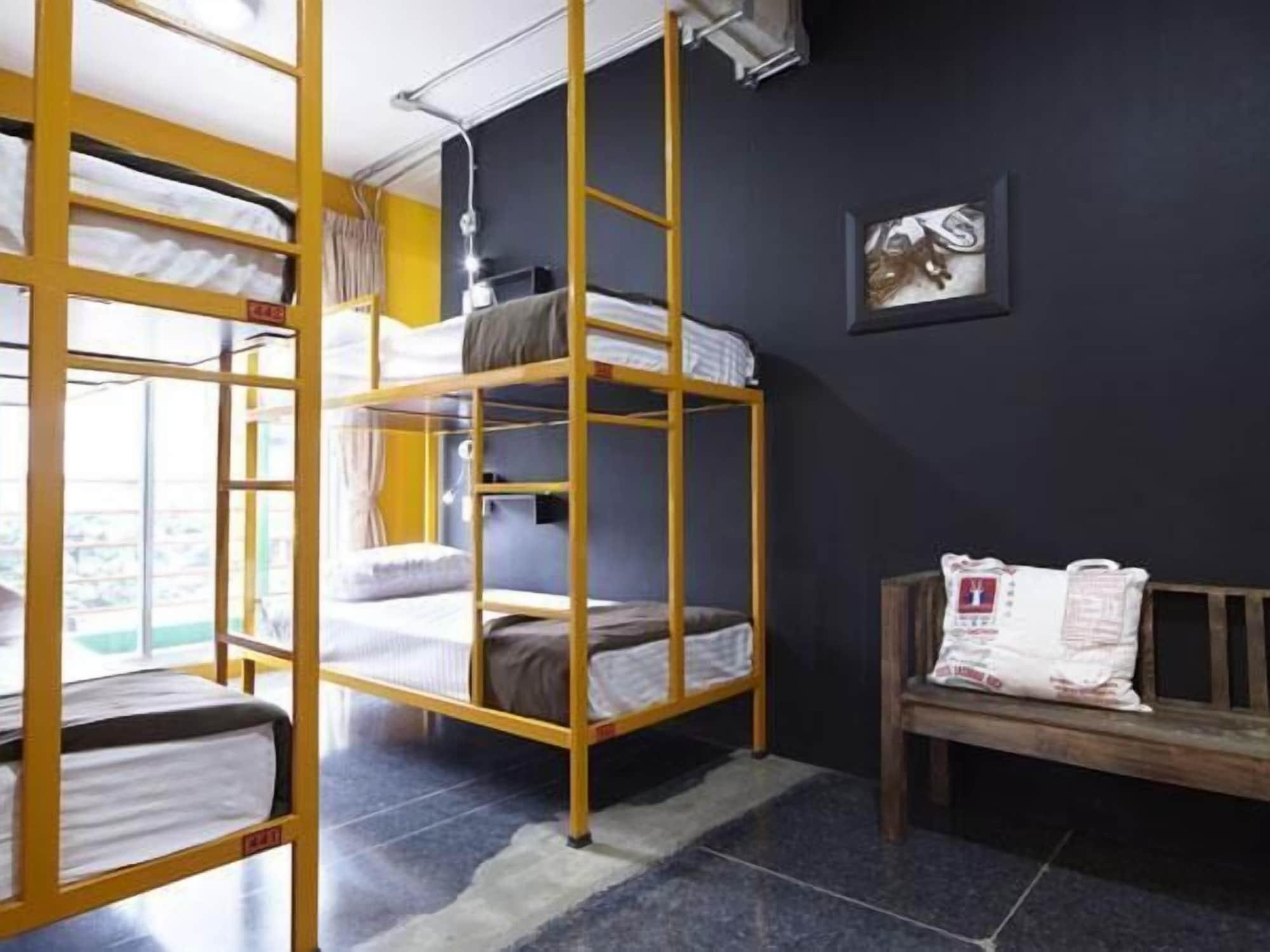 Silom Art Hostel Банкок Екстериор снимка