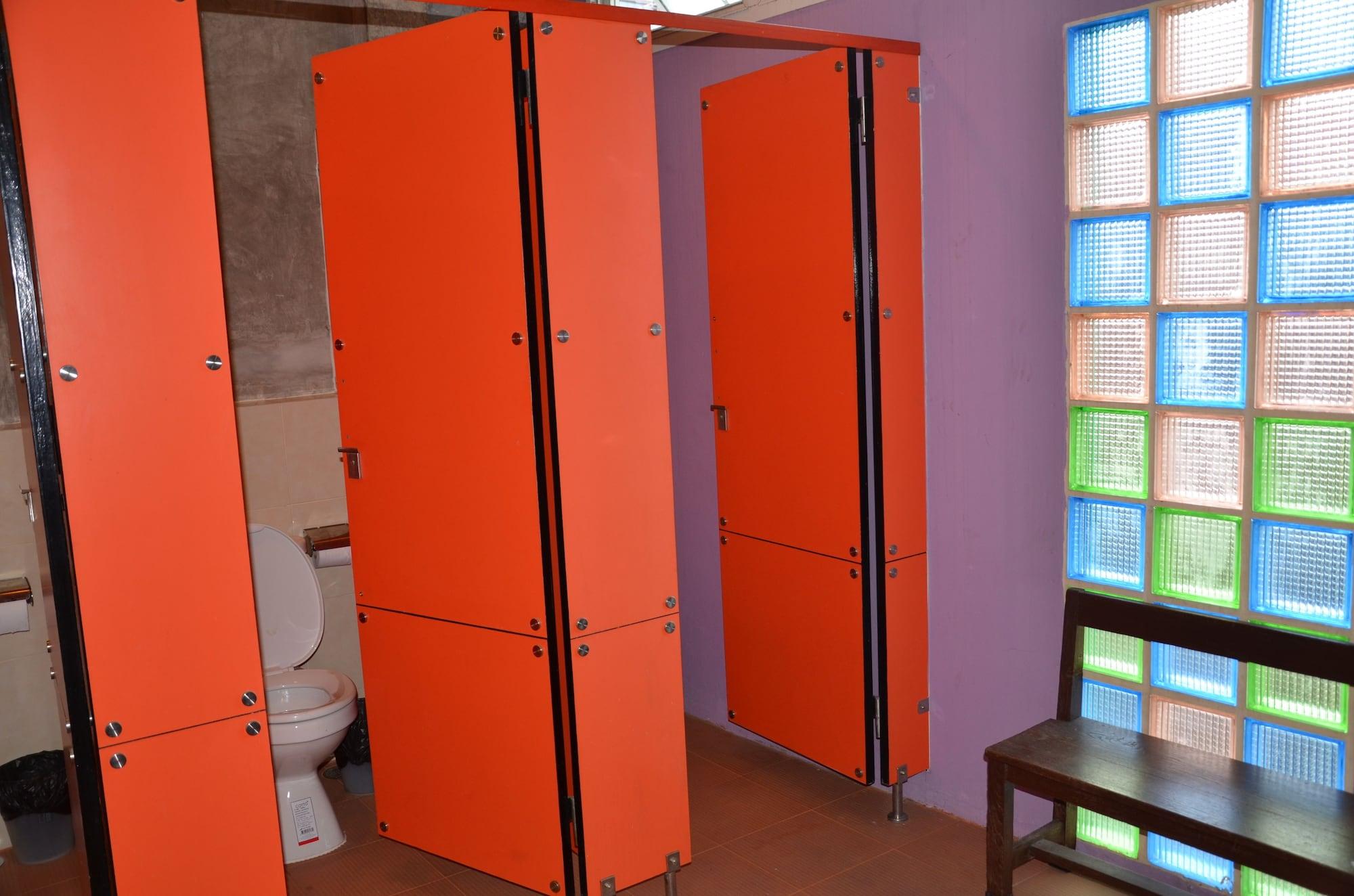 Silom Art Hostel Банкок Екстериор снимка