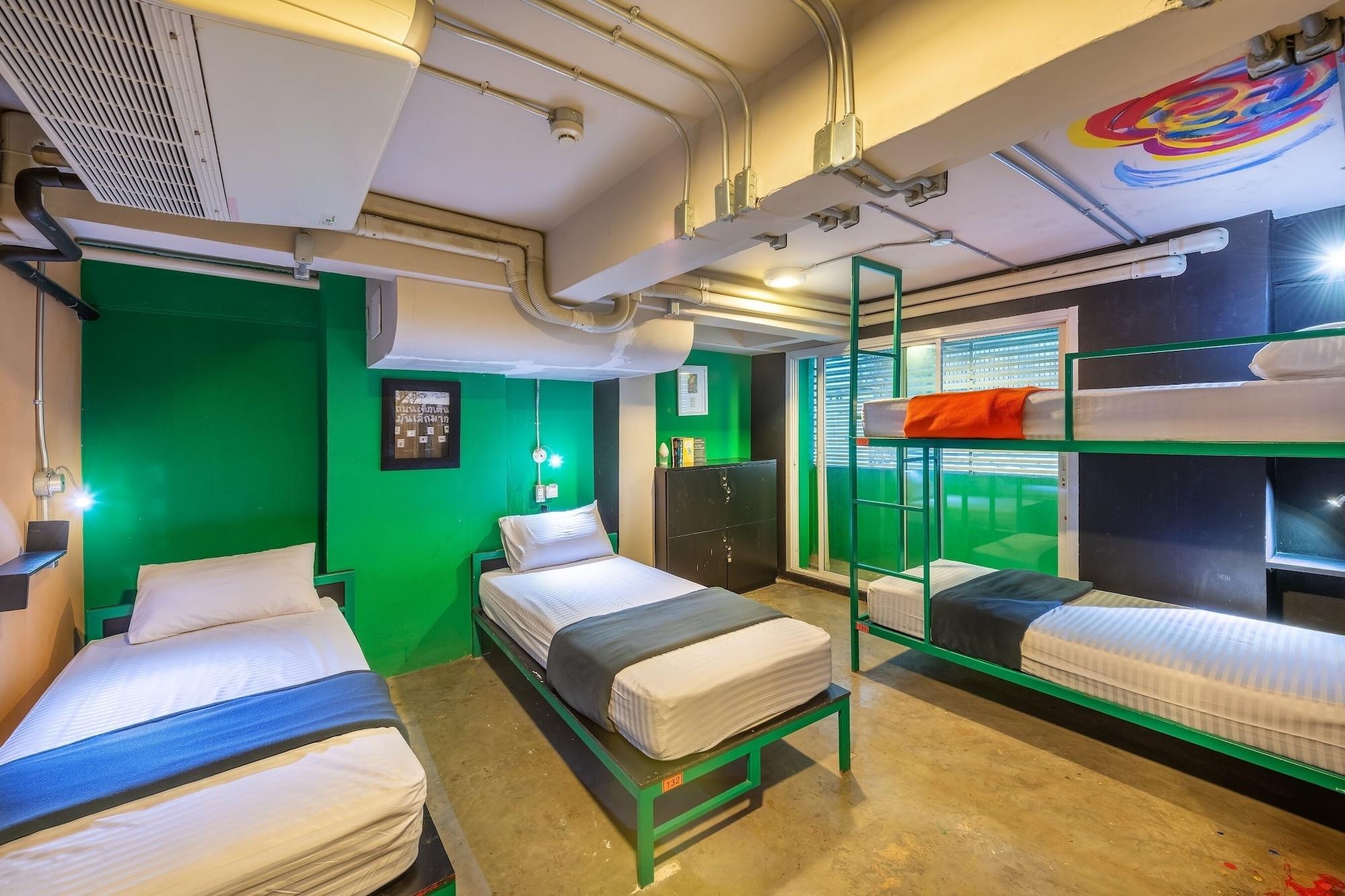 Silom Art Hostel Банкок Екстериор снимка