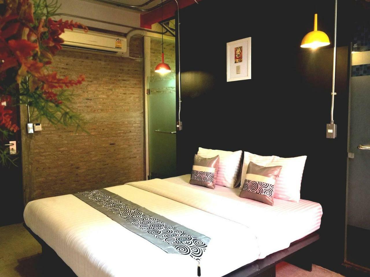 Silom Art Hostel Банкок Екстериор снимка