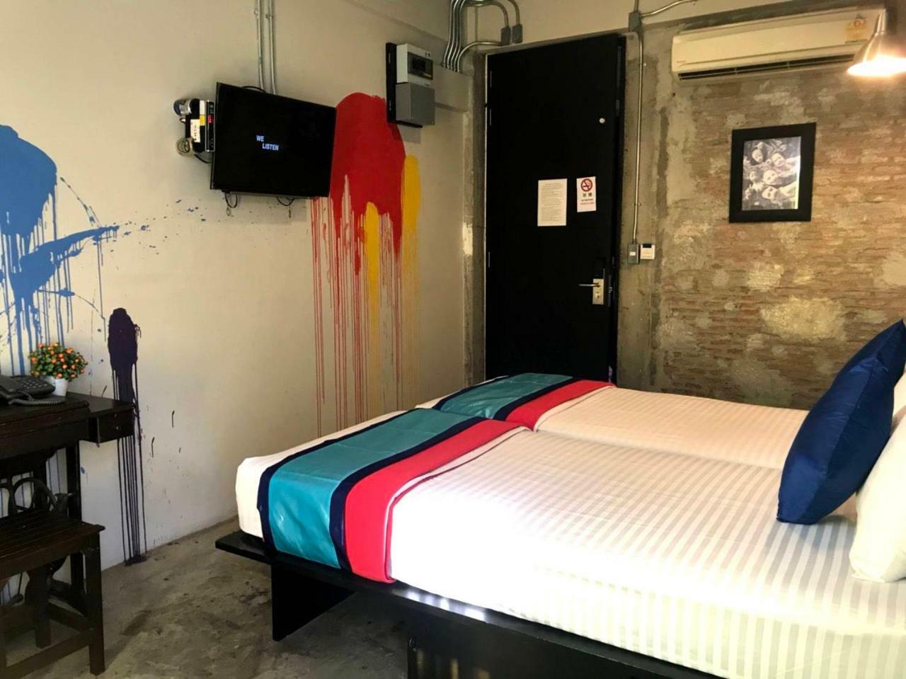 Silom Art Hostel Банкок Екстериор снимка