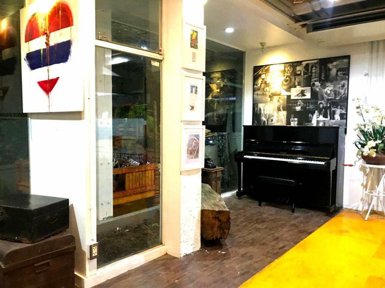Silom Art Hostel Банкок Екстериор снимка