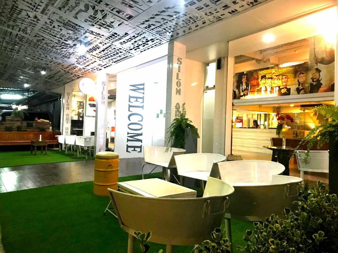 Silom Art Hostel Банкок Екстериор снимка