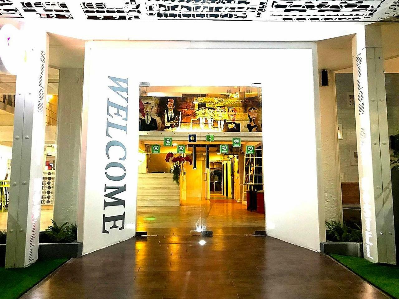 Silom Art Hostel Банкок Екстериор снимка