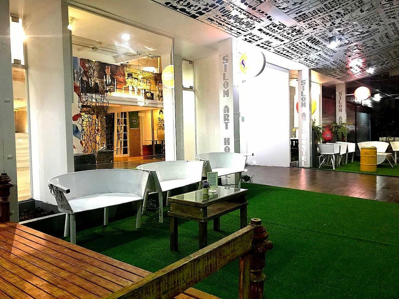 Silom Art Hostel Банкок Екстериор снимка