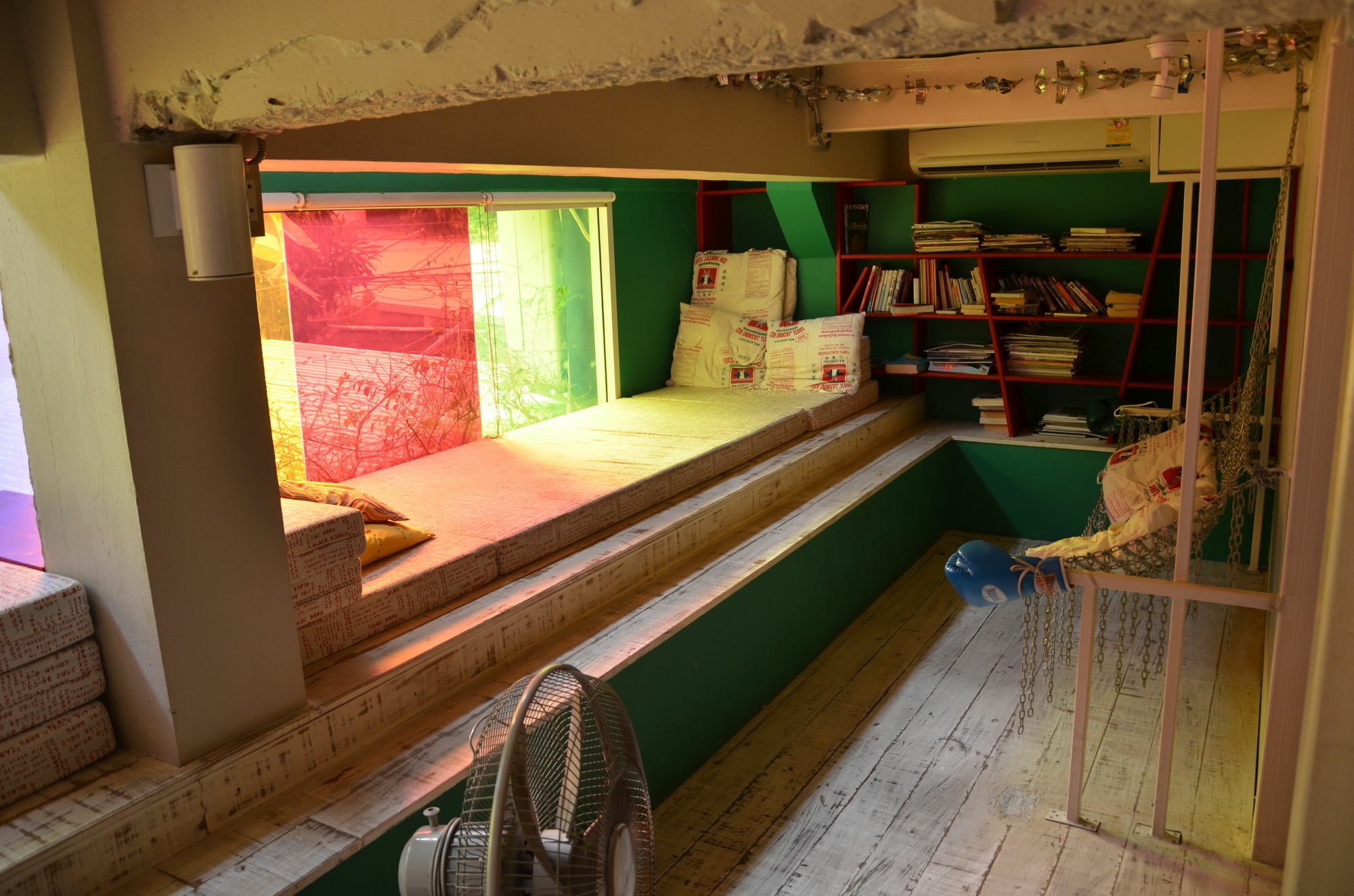 Silom Art Hostel Банкок Екстериор снимка
