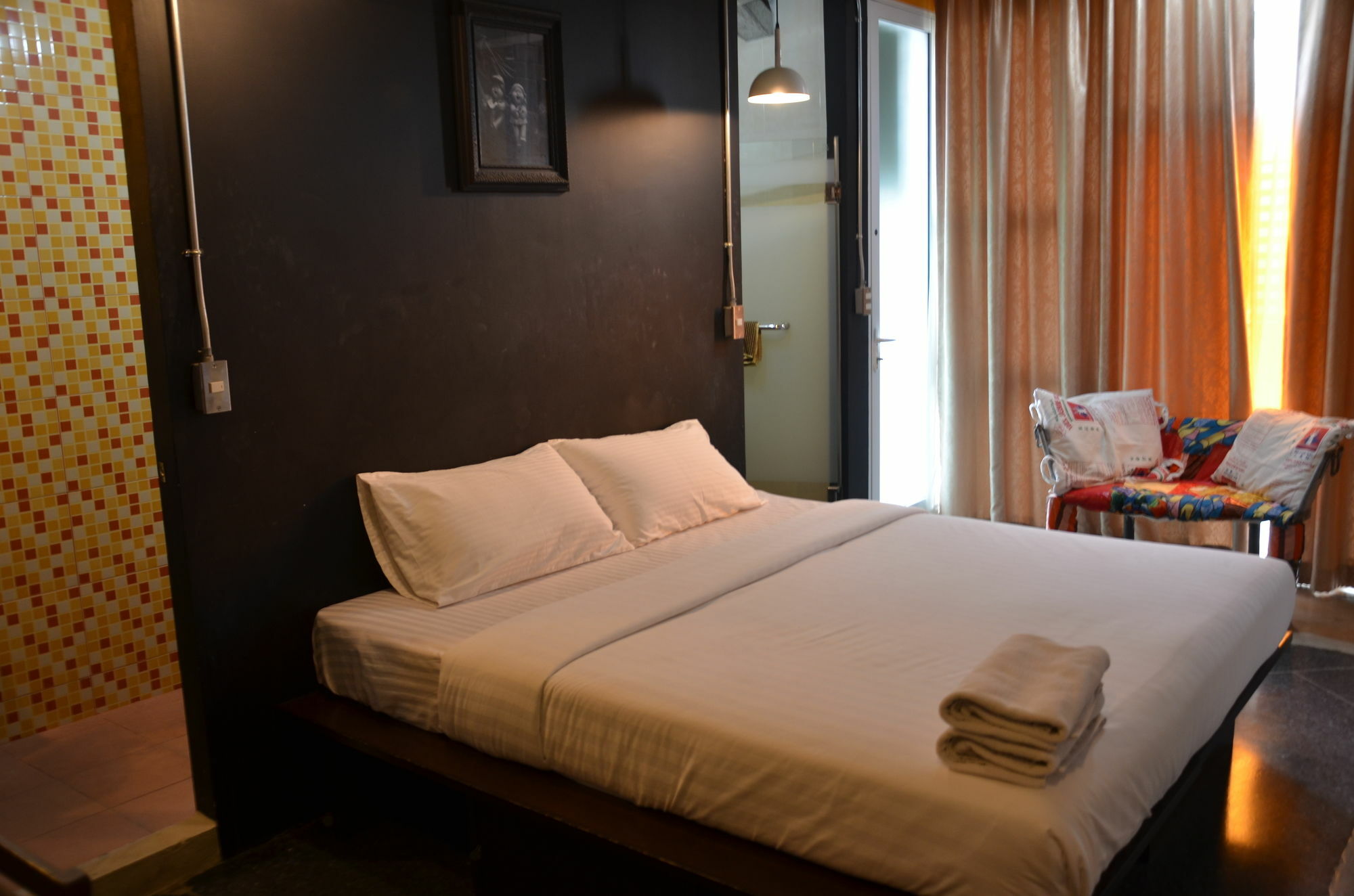 Silom Art Hostel Банкок Екстериор снимка