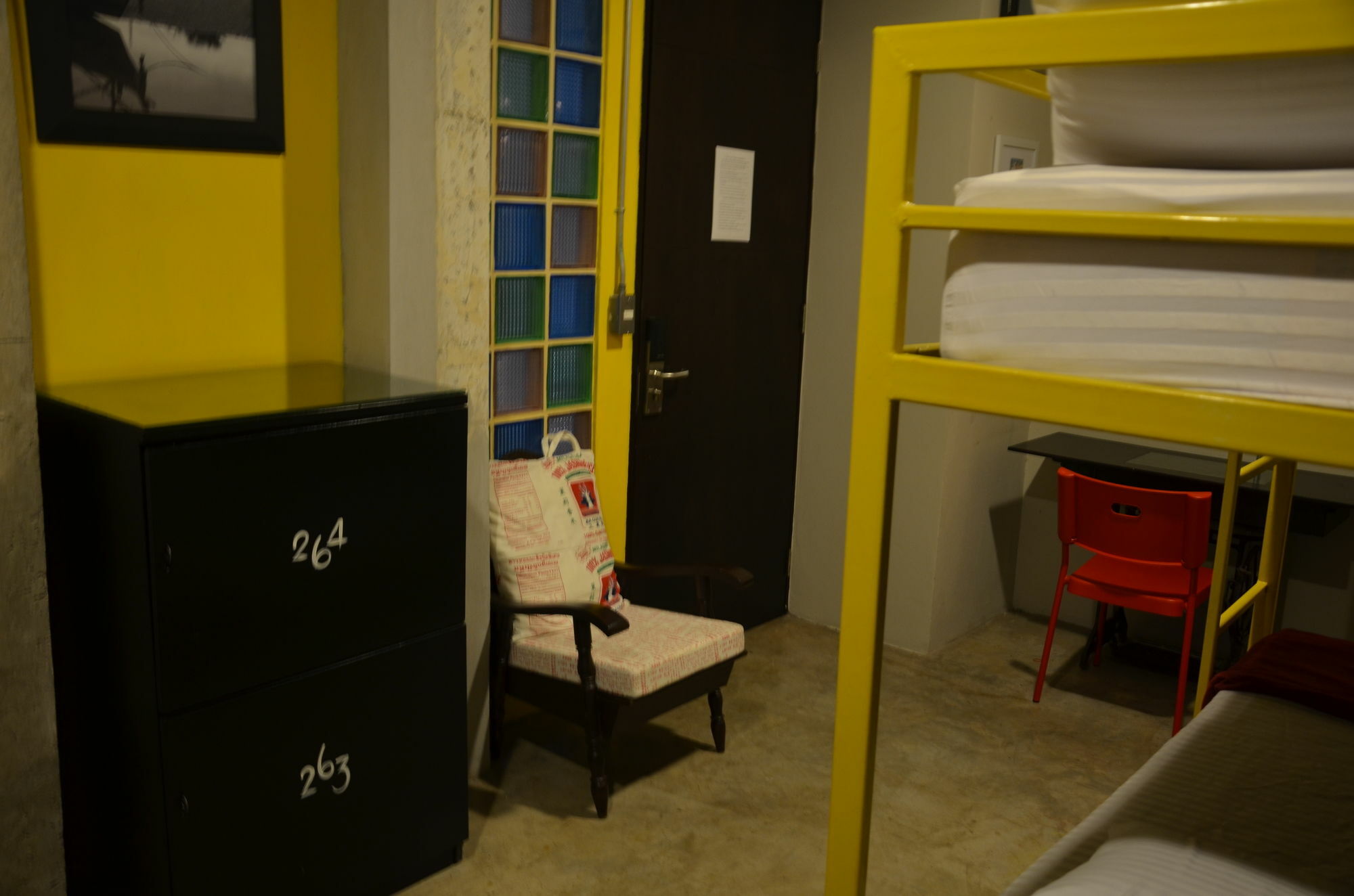 Silom Art Hostel Банкок Екстериор снимка