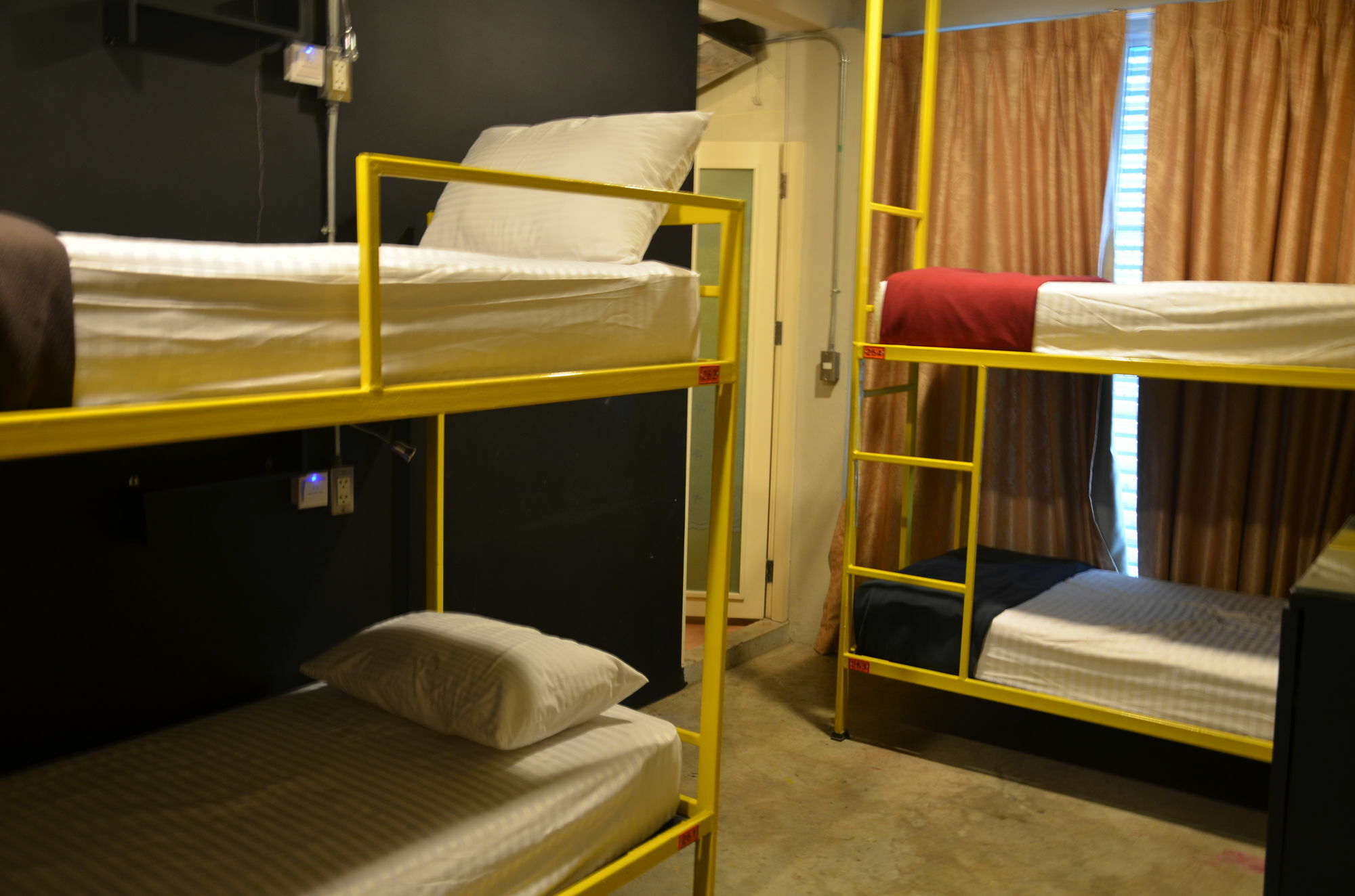 Silom Art Hostel Банкок Екстериор снимка