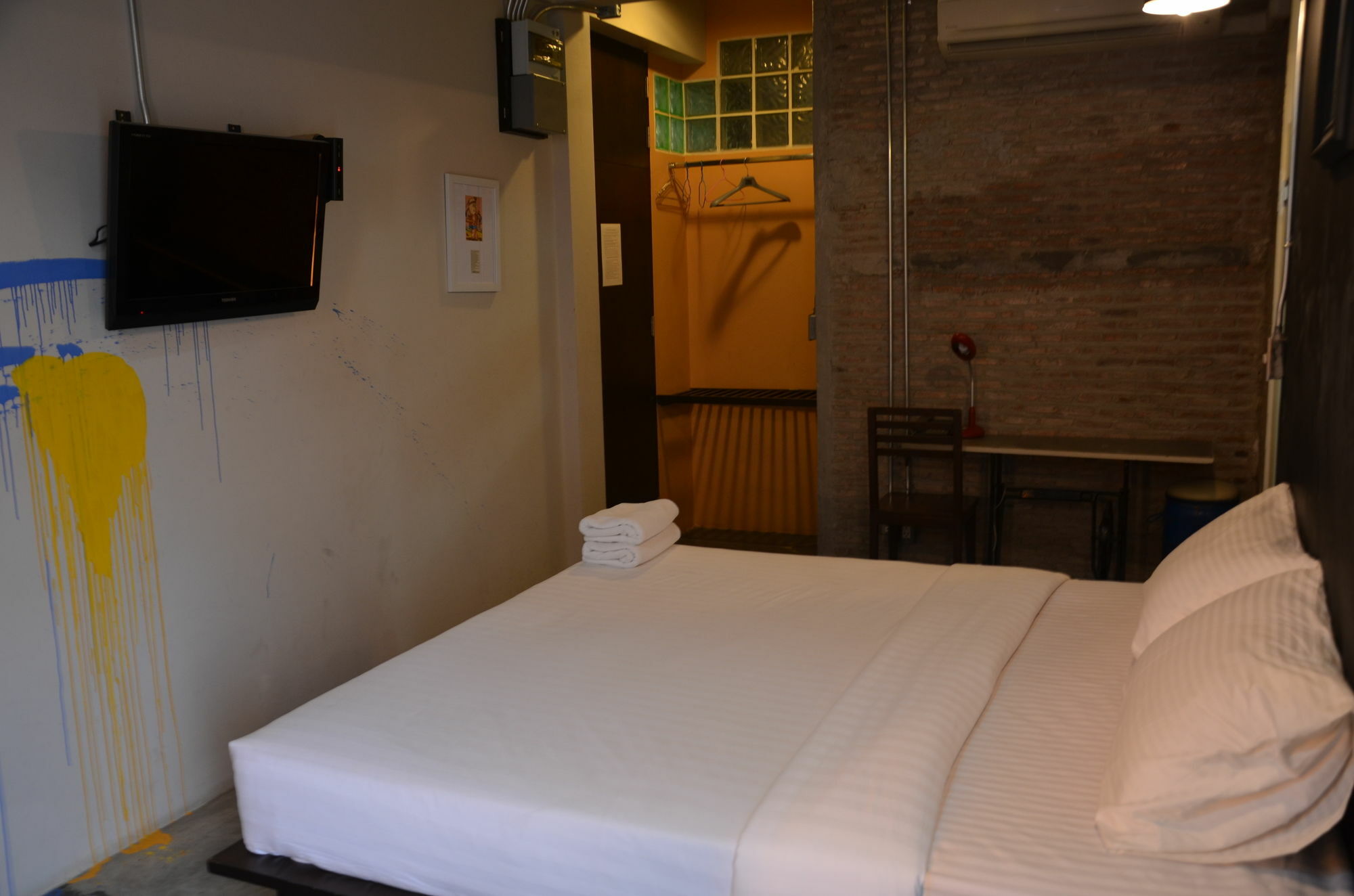 Silom Art Hostel Банкок Екстериор снимка