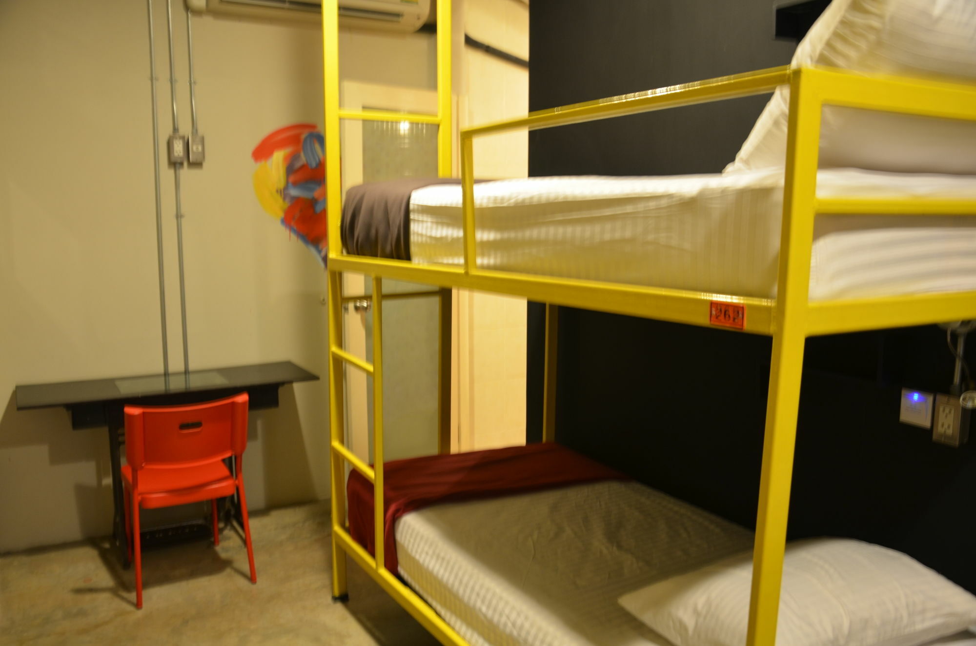 Silom Art Hostel Банкок Екстериор снимка