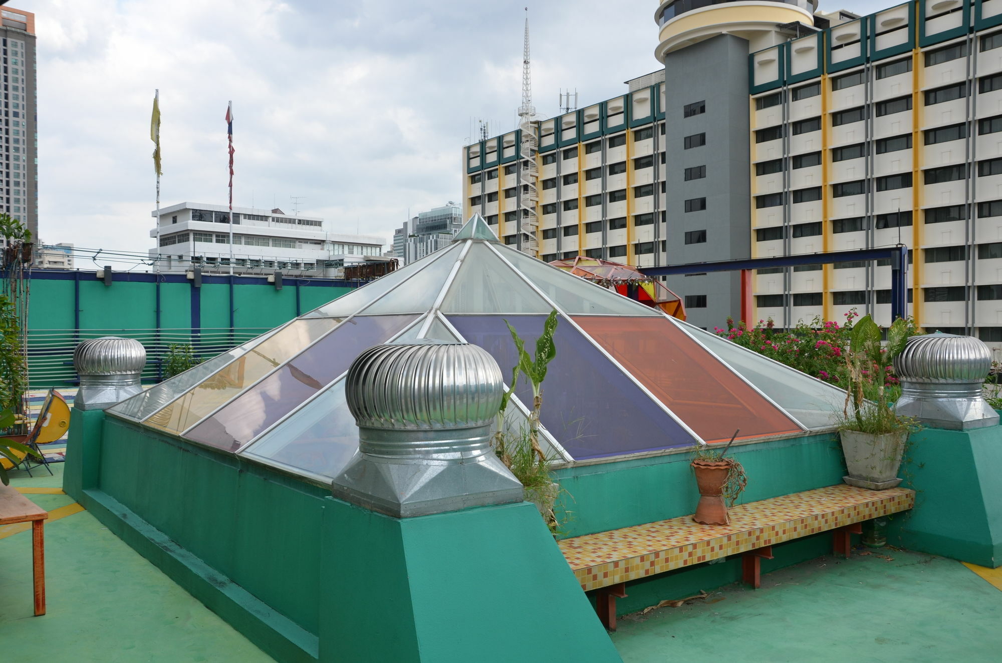 Silom Art Hostel Банкок Екстериор снимка