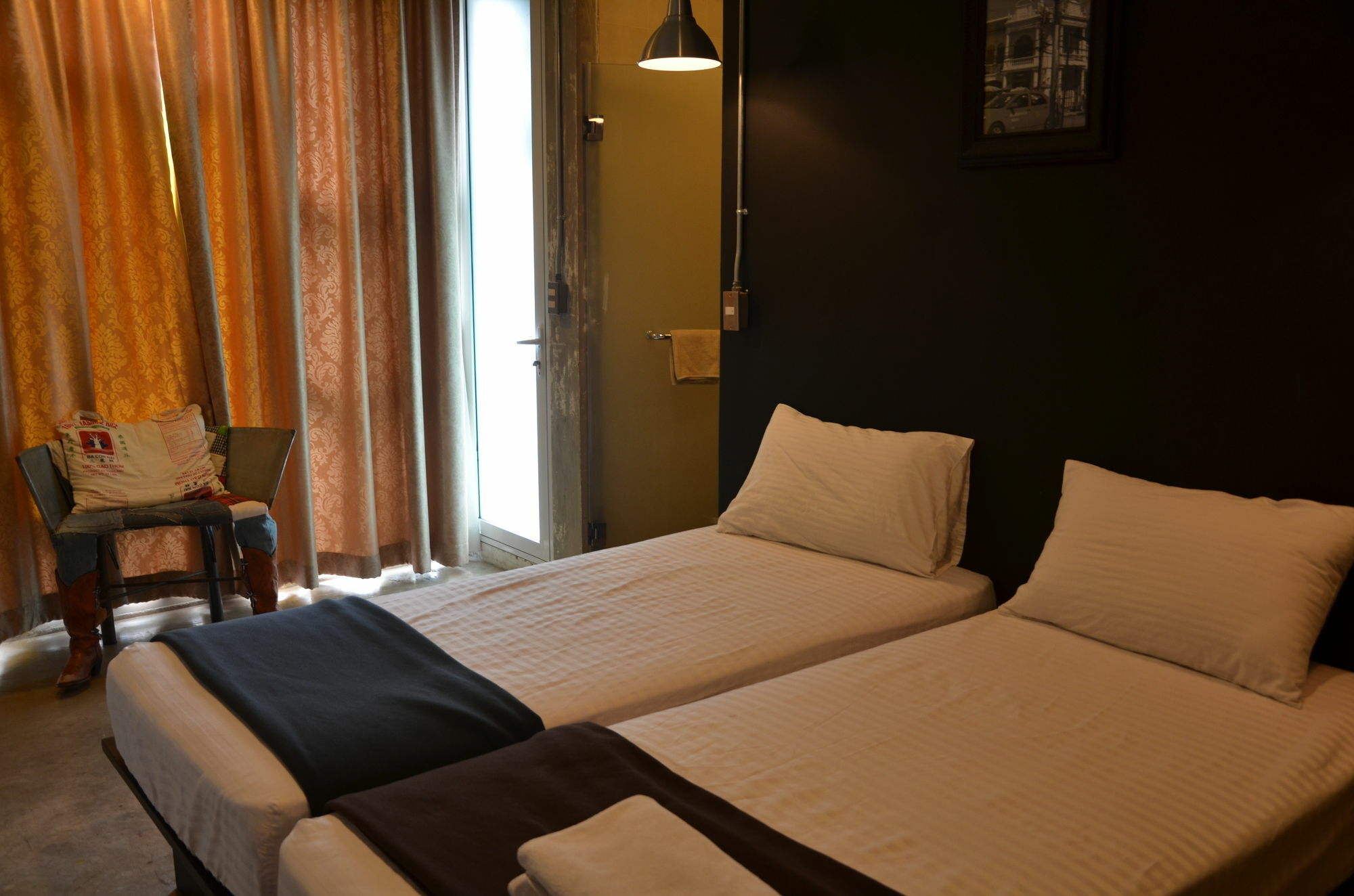 Silom Art Hostel Банкок Екстериор снимка