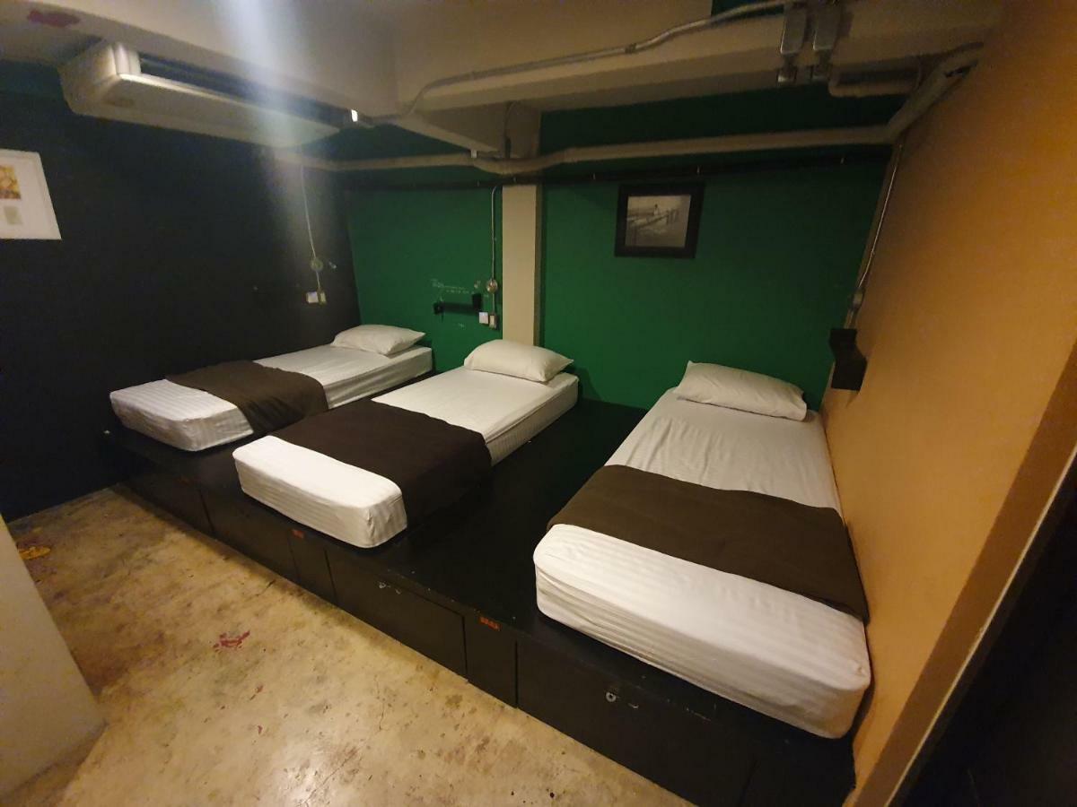 Silom Art Hostel Банкок Екстериор снимка