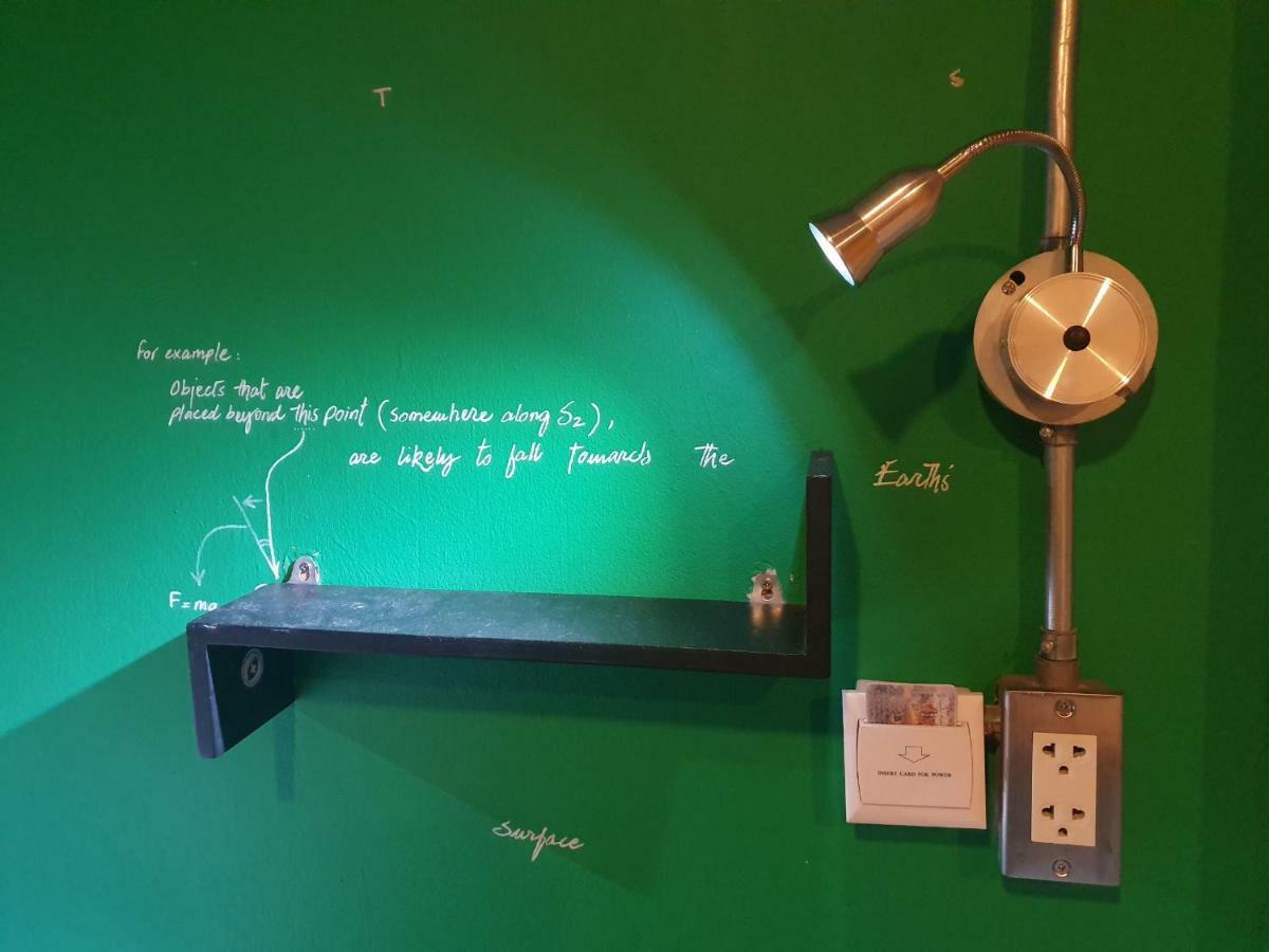 Silom Art Hostel Банкок Екстериор снимка