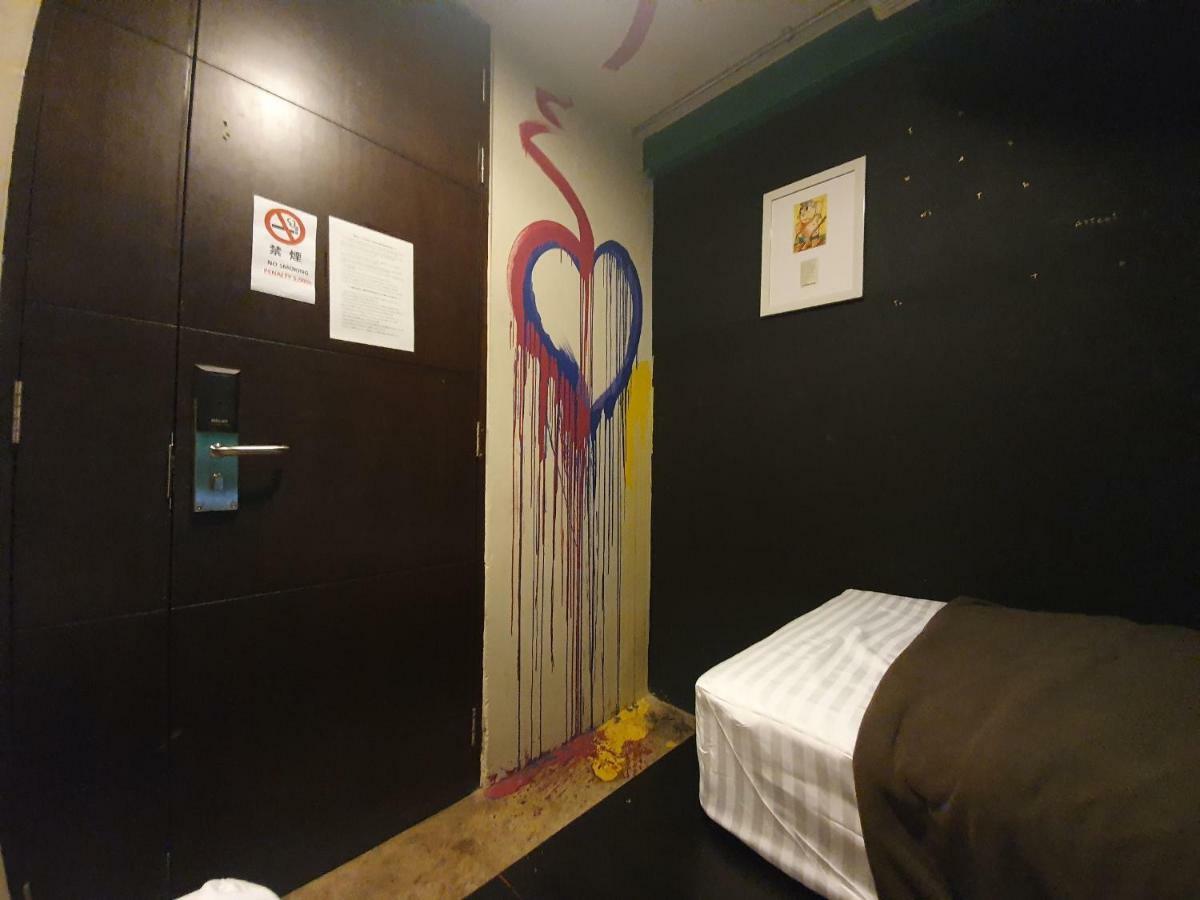 Silom Art Hostel Банкок Екстериор снимка