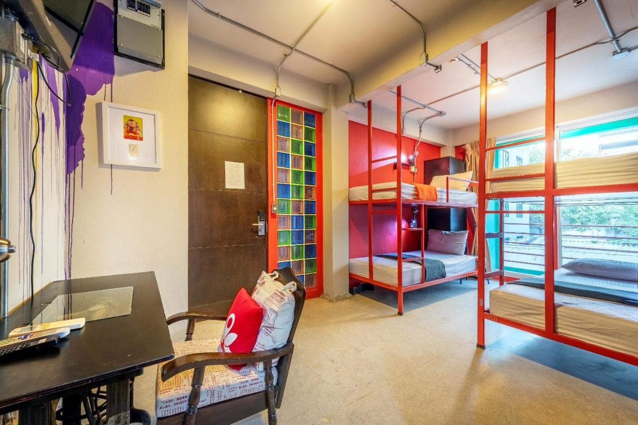 Silom Art Hostel Банкок Екстериор снимка