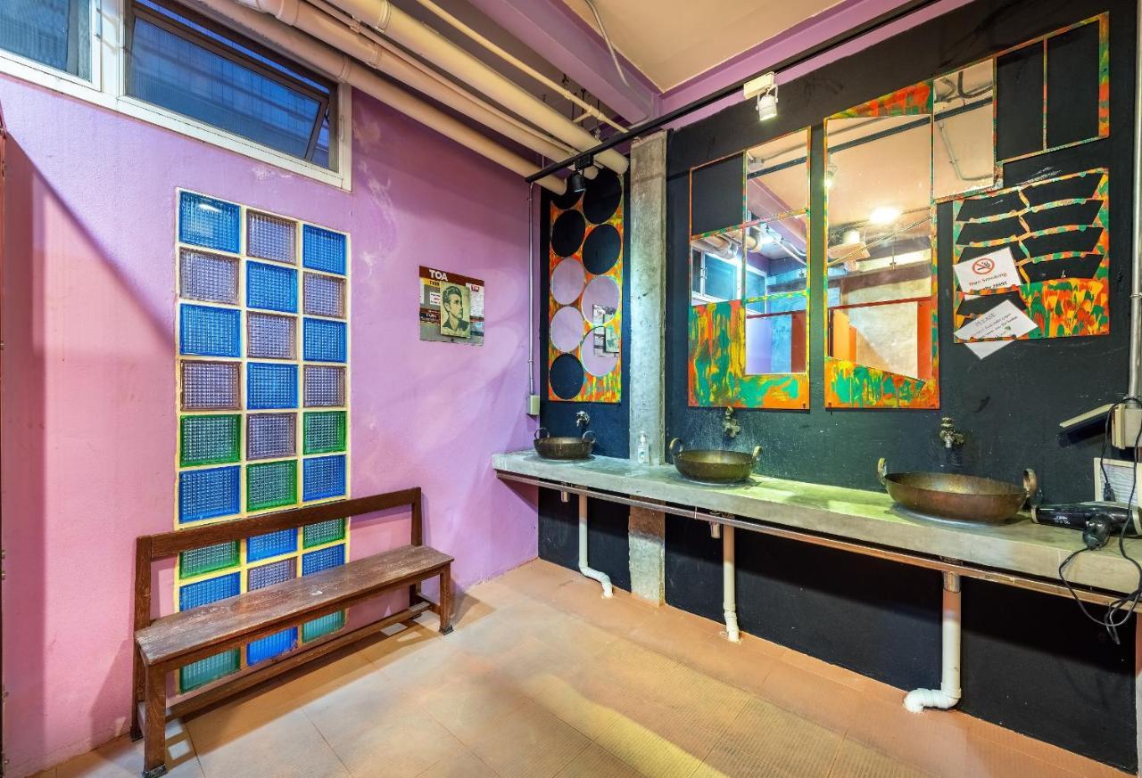 Silom Art Hostel Банкок Екстериор снимка