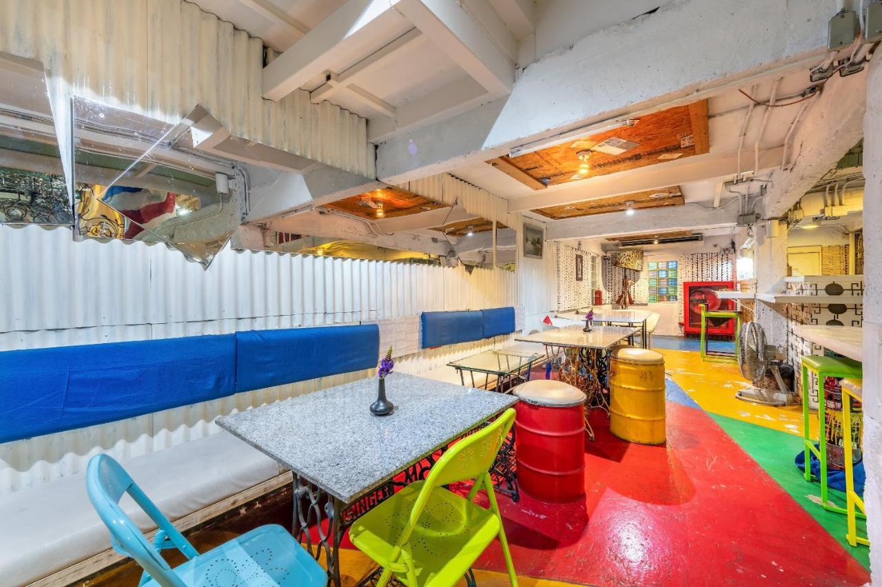 Silom Art Hostel Банкок Екстериор снимка