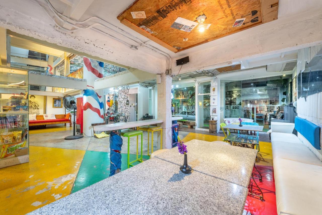Silom Art Hostel Банкок Екстериор снимка