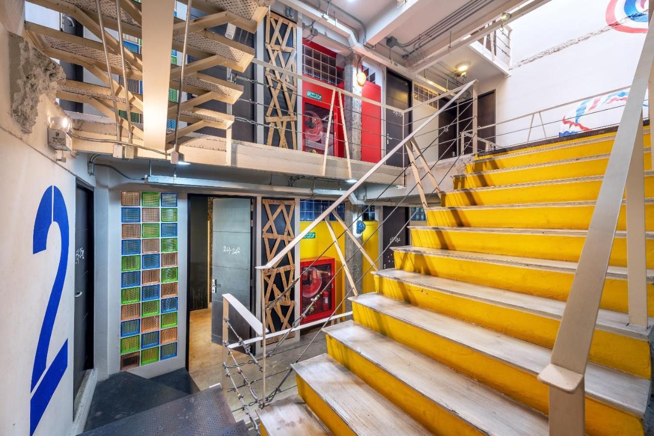 Silom Art Hostel Банкок Екстериор снимка